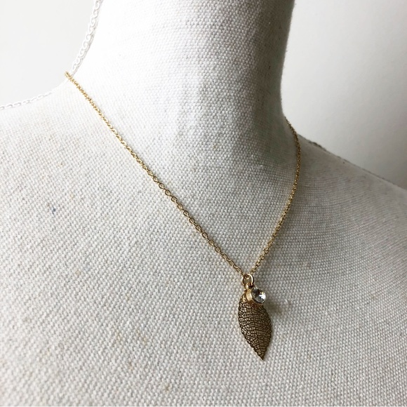 LBVYR Jewelry Lbvyr Gold Tone Leaf Pendant Necklace With Jewel